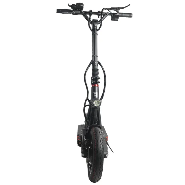 Trottinette vue de face, avec le guidon, le phare et la roue avant.
