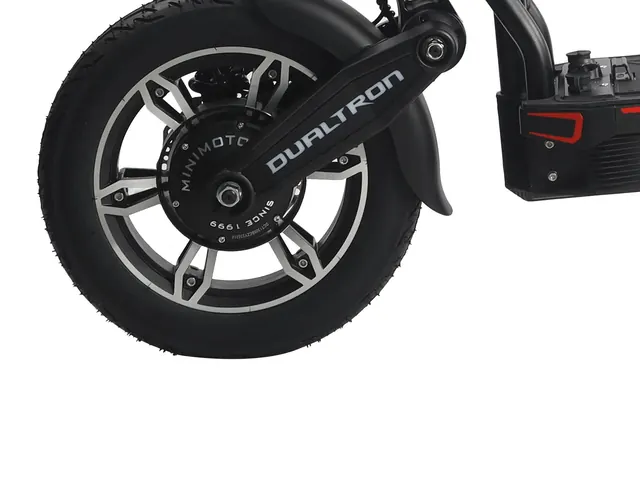Gros plan sur la roue avant et son moteur de roue.