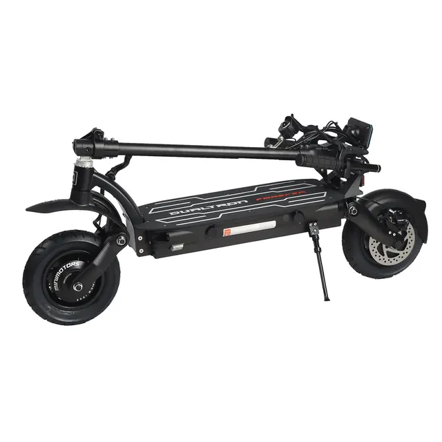 Trottinette pliée, potence rabattue sur le plancher.