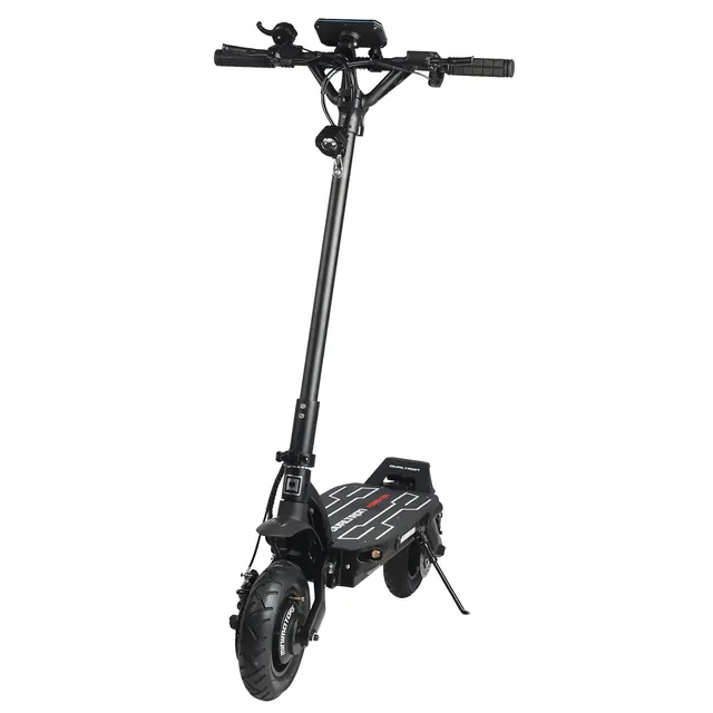 Trottinette vue de trois-quarts avant, avec le guidon, l’écran et la roue avant.