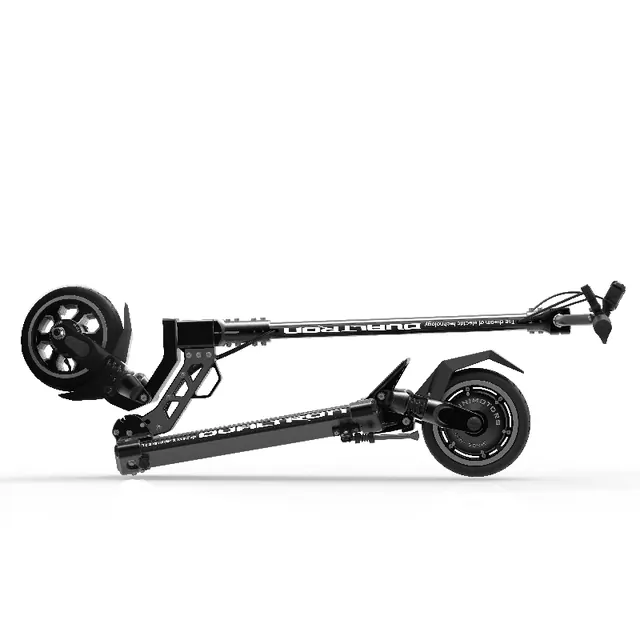 Trottinette pliée, vue de profil, sur fond blanc.