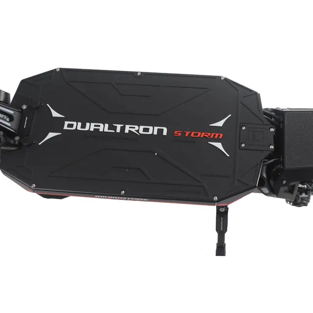 Gros plan sur le plateau noir marqué du logo Dualtron Storm, avec la béquille.