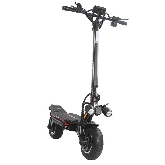 Trottinette vue de face, légèrement de côté, avec les deux phares et l’écran de bord.