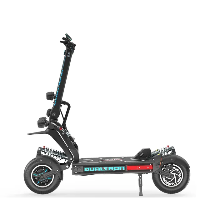 E-Scooter im Profil, auf dem Seitenständer, vor weissem Hintergrund.