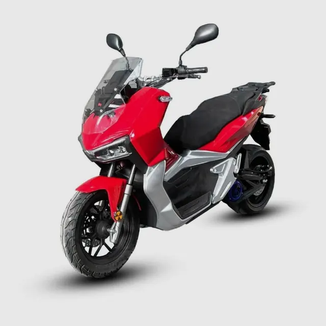 Scooter électrique rouge vu de trois-quarts avant, avec pare-brise, rétroviseurs, flancs argentés et porte-bagages, sur fond gris clair.