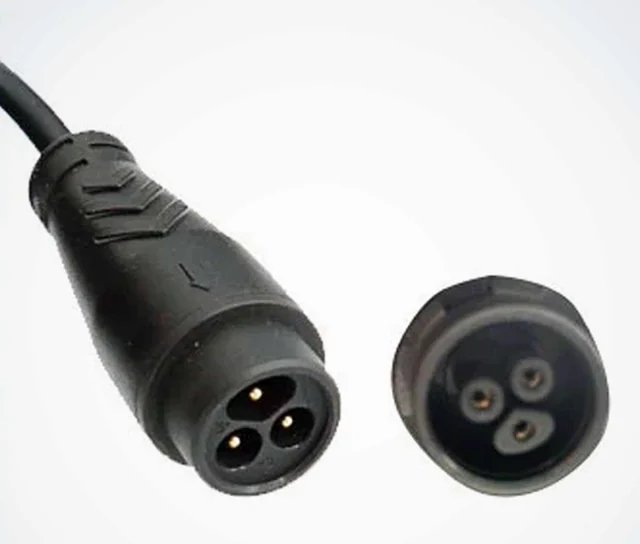 Chargeur d'origine 72 V (83 V 1,4 A, prise LP16), autre vue