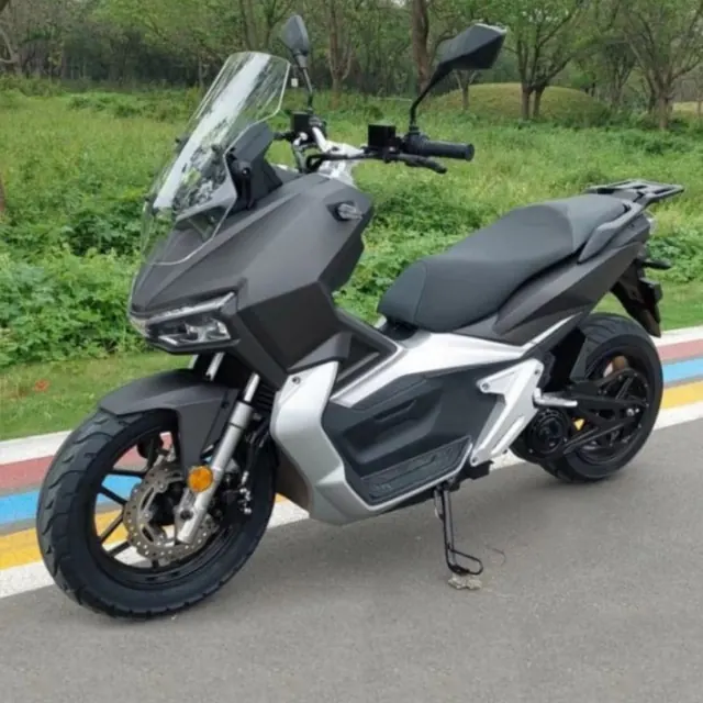 NEM e-ADV 125, vue de trois-quarts avant, coloris noir mat